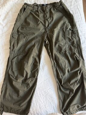 Jaded London Men’s Parachute Pants in Dark Green